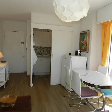 Apartment Le Lavandou, 9 Pieces, 4 Personnes - Fr-1-251-668 *